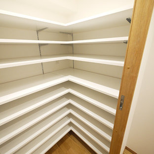 Farmhouse kitchen pantry inspiration - Example of a cottage medium tone wood floor kitchen pantry design in Tokyo