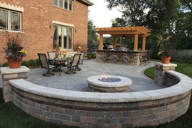 Design ideas for a modern patio in Chicago.
