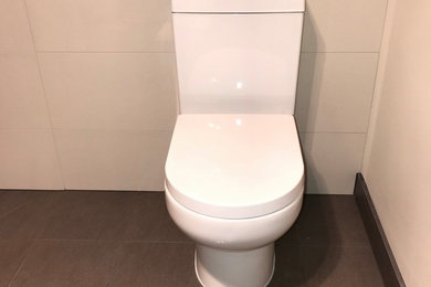 Mid-sized 3/4 bathroom in Melbourne.
