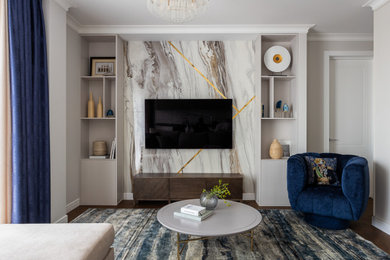 Foto de salón para visitas abierto, blanco y gris y blanco clásico renovado grande con paredes grises, suelo de madera en tonos medios, televisor colgado en la pared y suelo marrón