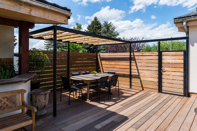 Exemple d'une terrasse tendance avec une pergola.