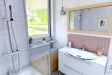 Exemple d'une petite salle de bain moderne.