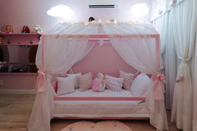 Eklektisk inredning av ett litet flickrum kombinerat med sovrum och för 4-10-åringar, med rosa väggar