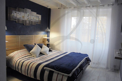 Idée de décoration pour une chambre parentale marine de taille moyenne avec un mur bleu, un sol en carrelage de céramique et un sol blanc.