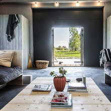 Houzz Tour: Enkelheten visar vägen i det gamla lokstallet på Gotland