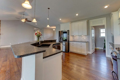 Kitchen - traditional kitchen idea in Chicago