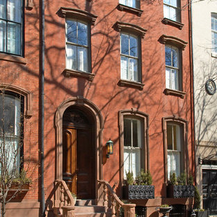 Großes, Drei- oder mehrstöckiges, Rotes Klassisches Reihenhaus mit Backsteinfassade in Philadelphia