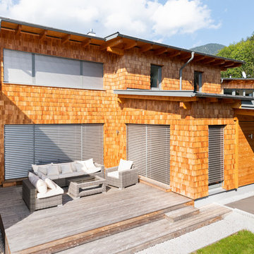 Designfenster und Designtüren inkl. Sonnenschutz für ein Familien-Holzhaus