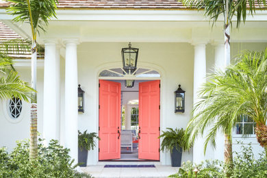 Стильный дизайн: прихожая в морском стиле с розовыми стенами и двустворчатой входной дверью - последний тренд