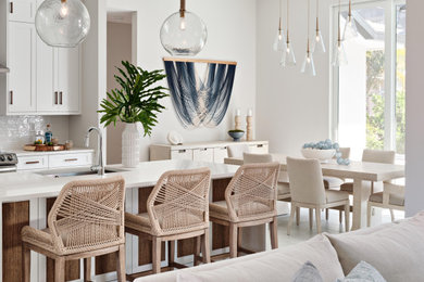Example of a home bar design in Miami