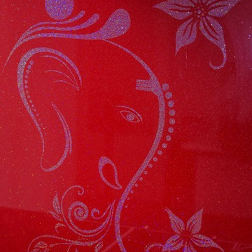 "RED GANESH GLITTER" Stenciled Glass Kitchen Splashback by CreoGlass Design
