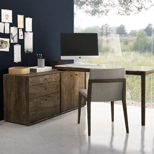 バンクーバーの中サイズのモダンスタイルのおしゃれな書斎 (青い壁、コンクリートの床、自立型机) の写真