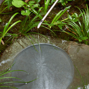 石を池に見立てた「水鏡」と糸の様に細く流れる水が美しい。