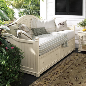 Paula Deen Furniture Dogwood Home Complete Day Bed with Rail in Linen
