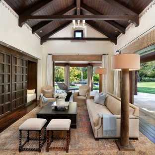 Ejemplo de salón abierto, mediterráneo, con paredes beige y suelo de madera oscura