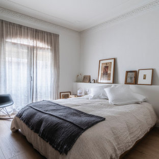 Großes Modernes Hauptschlafzimmer mit weißer Wandfarbe, hellem Holzboden, braunem Boden und Kassettendecke in Barcelona