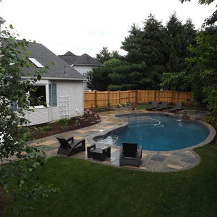 Großer Klassischer Whirlpool hinter dem Haus in Nierenform mit Betonplatten in Philadelphia