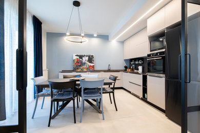 Ispirazione per una sala da pranzo aperta verso la cucina moderna di medie dimensioni con pareti blu, pavimento in gres porcellanato, pavimento beige e soffitto ribassato