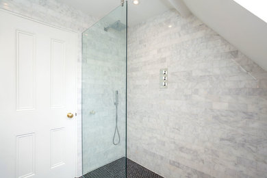 ウエストミッドランズにあるトラディショナルスタイルのおしゃれな浴室の写真
