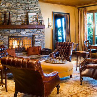 Abgetrenntes, Fernseherloses Mediterranes Wohnzimmer mit Kaminsims aus Stein, beiger Wandfarbe, hellem Holzboden, Kamin und braunem Boden in Los Angeles