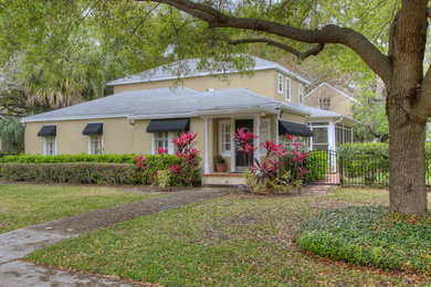 Example of a classic home design design in Tampa