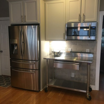 Modern Kitchen Remodel Done With New Portable Kitchen Island