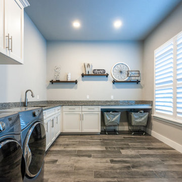 Oversized Custom Laundry Room with Granite Counters – Newberry, FL