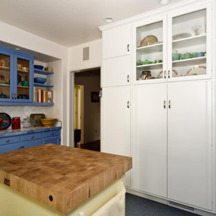 Eklektisk inredning av ett mellanstort skafferi, med skåp i shakerstil, blå skåp, kaklad bänkskiva, vitt stänkskydd, stänkskydd i keramik och terrazzogolv