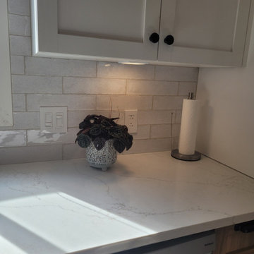 Perfect 2 tones kitchen with White quartz with gold veins Zenith Epitome
