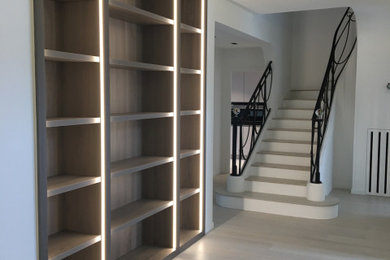 Inspiration pour un grand hall d'entrée design avec un mur blanc.