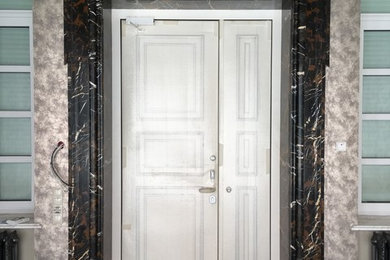 На фото: коридор с коричневыми стенами и мраморным полом с