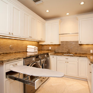 Diseño de cuarto de lavado en U, clásico renovado, de tamaño medio, con fregadero bajoencimera, armarios con rebordes decorativos, puertas de armario blancas, encimera de granito, paredes blancas, suelo de baldosas de cerámica y lavadora y secadora juntas