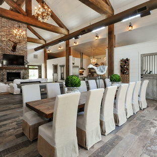 アトランタのカントリー風 LDKの画像 (白い壁、マルチカラーの床)