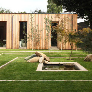 Aménagement d'un grand jardin sur cour contemporain avec un point d'eau.