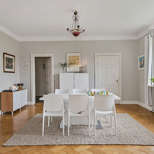 Idéer för att renovera en nordisk separat matplats, med grå väggar, ljust trägolv och beiget golv