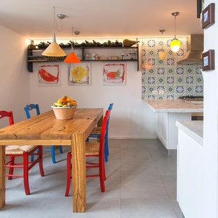 ナポリの小さい地中海スタイルのLDKの画像 (白い壁、磁器タイルの床、グレーの床)