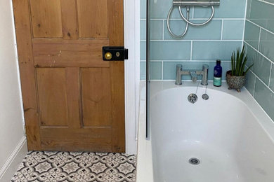 チェシャーにある地中海スタイルのおしゃれな浴室 (クッションフロア、マルチカラーの床) の写真