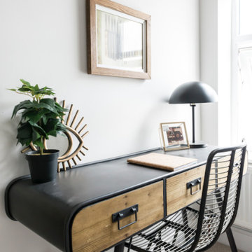 Single Bedroom with Desk