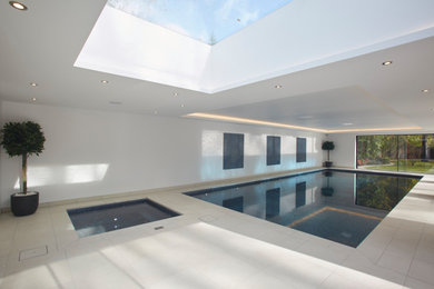 Inspiration for a modern swimming pool in Berkshire.
