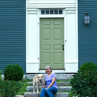 Создайте стильный интерьер: маленькая входная дверь в классическом стиле с зеленой входной дверью, синими стенами, гранитным полом и одностворчатой входной дверью - последний тренд