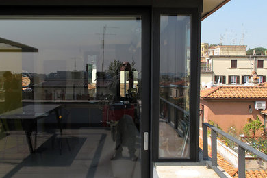 Imagen de terraza actual en azotea con cocina exterior y pérgola