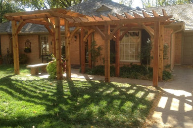 Photo of a traditional landscaping in Austin.