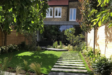 Photo of a contemporary garden in Hampshire.
