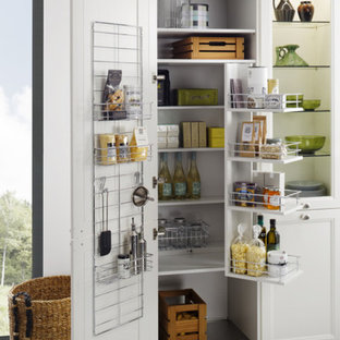 Große, Einzeilige Klassische Küche mit Vorratsschrank, Schrankfronten im Shaker-Stil, weißen Schränken, Onyx-Arbeitsplatte, Küchenrückwand in Weiß, Küchengeräten aus Edelstahl und Kücheninsel in Sonstige