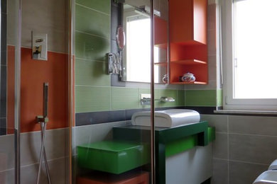 Foto di una piccola stanza da bagno con doccia contemporanea con doccia ad angolo, WC a due pezzi, piastrelle multicolore, piastrelle in gres porcellanato, pareti multicolore, pavimento in gres porcellanato, lavabo a bacinella, pavimento multicolore, porta doccia a battente e top verde