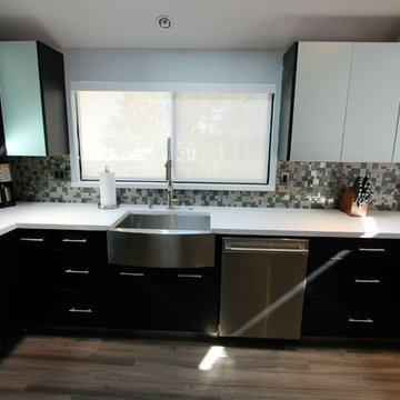 Eden Mosaic Tile installations: Cobble Stainless Steel With Silver Glass Tile