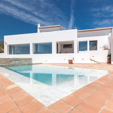 Piscina infinity con marmol blanco