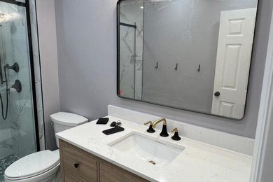 Example of a minimalist bathroom design in New York
