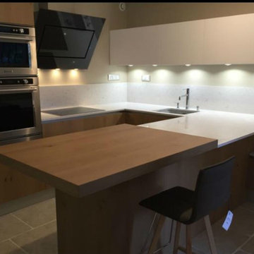 Cuisine avec plan de travail en quartz Silestone blanco river