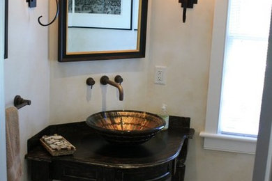 Foto de cuarto de baño tradicional pequeño con armarios tipo mueble, paredes beige, suelo de baldosas de cerámica, aseo y ducha, lavabo sobreencimera y encimera de madera